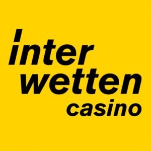 Logotipo oficial de Interwetten Casino en fondo amarillo